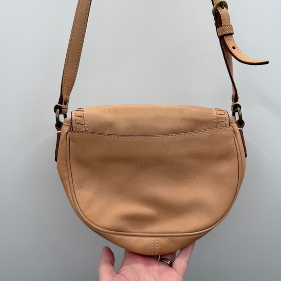 COACH Saddle Crossbody Bag Tan‎ Leather Buckle Flap Adjustable Strap - Picture 3 of 12